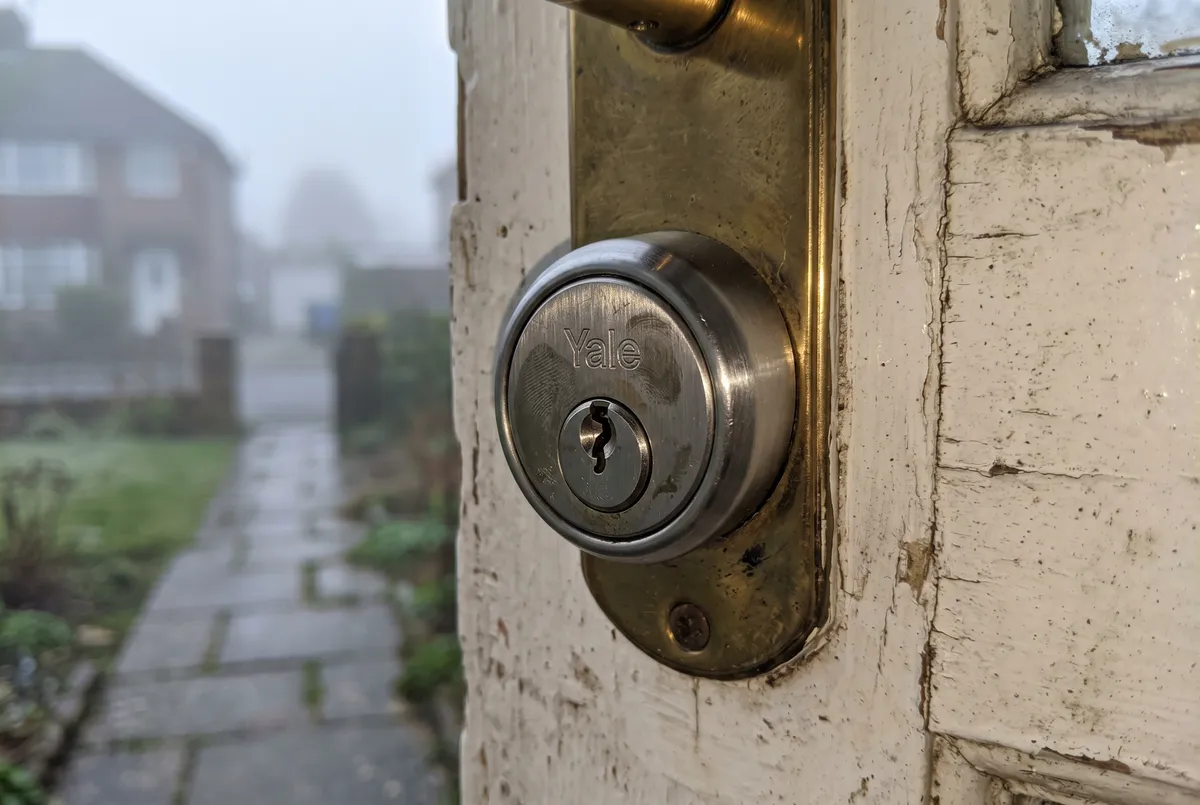 Bombín cilíndrico instalado en una puerta de vivienda